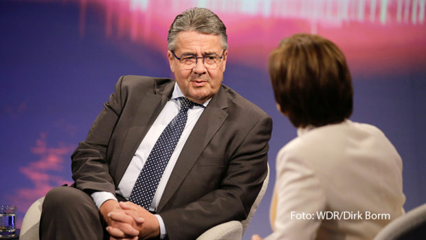 Die ARD-Talkshow „Maischberger“ ist zurück. Zum Jahresauftakt begrüßt Gastgeberin Sandra Maischberger am 9. Januar u.a. den ehemaligen Bundesaußenminister Sigmar Gabriel, den Grünen-Parteivorsitzenden Omid Nouripour sowie Bayerns Wirtschaftsminister Hubert Aiwanger. (Foto: WDR/Dirk Borm)