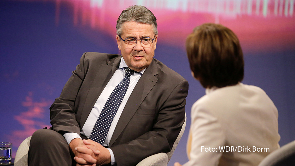 Die ARD-Talkshow „Maischberger“ ist zurück. Zum Jahresauftakt begrüßt Gastgeberin Sandra Maischberger am 9. Januar u.a. den ehemaligen Bundesaußenminister Sigmar Gabriel, den Grünen-Parteivorsitzenden Omid Nouripour sowie Bayerns Wirtschaftsminister Hubert Aiwanger. (Foto: WDR/Dirk Borm)