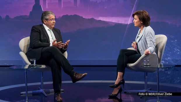 Am 25. Februar geht‘s bei „Maischberger“ um die Bundestagswahl und ihre Folgen. Sigmar Gabriel und Armin Laschet diskutieren mit Sandra Maischberger, was Friedrich Merz als neuer Bundeskanzler für Deutschland bedeutet und wie gespalten das Land derzeit wirklich ist. (Foto: WDR/Oliver Ziebe)