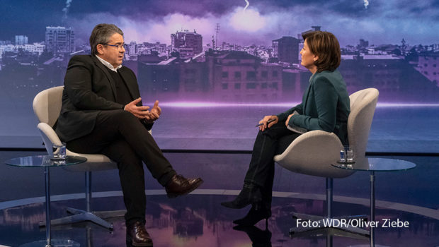 Sandra Maischberger lädt am Abend des 28. Mai zu einer neuen Ausgabe ihrer ARD-Talkshow ein. Diesmal sind unter anderem der ehemalige Bundesaußenminister und SPD-Parteivorsitzende Sigmar Gabriel, der Bürgermeister von Kiew, Vitali Klitschko, sowie der Bundesminister für Digitales und Verkehr Volker Wissing Teil der aktuellen Talkrunde. (Foto: WDR/Oliver Ziebe)