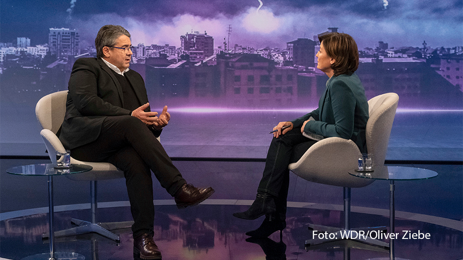 Sandra Maischberger lädt am Abend des 28. Mai zu einer neuen Ausgabe ihrer ARD-Talkshow ein. Diesmal sind unter anderem der ehemalige Bundesaußenminister und SPD-Parteivorsitzende Sigmar Gabriel, der Bürgermeister von Kiew, Vitali Klitschko, sowie der Bundesminister für Digitales und Verkehr Volker Wissing Teil der aktuellen Talkrunde. (Foto: WDR/Oliver Ziebe)