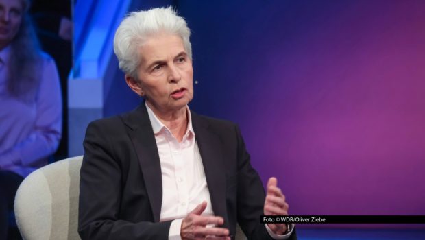 Will Putin Europa und die Nato testen? Über diese Frage diskutiert Sandra Maischberger in einer neuen Ausgabe ihrer ARD-Talkshow u.a. mit der Vorsitzenden des Ausschusses für Sicherheit und Verteidigung Marie-Agnes Strack-Zimmermann. Weitere Gäste des Abends sind Ralf Stegner, Hendrik Streeck und Joachim Llambi. Foto © WDR/Oliver Ziebe