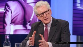 In der neuen Ausgabe der ARD-Talkshow „Maischberger“ begrüßt Gastgeberin Sandra Maischer u.a. den Journalisten Theo Koll sowie die Grünen-Politikerin Katrin Göring-Eckardt und den Bundesvorsitzenden der Jungen Union, Johannes Winkel. Foto © WDR/Oliver Ziebe