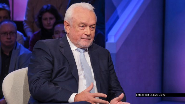 Am 30. Mai wurde Wolfgang Kubicki zum neuen Bundesvorsitzenden der FDP gewählt. In der aktuellen Ausgabe der ARD-Talkshow „Maischberger“ spricht der Politiker über seine neue Rolle an der Parteispitze und erläutert, mit welchen Strategien er die FDP aus der Krise führen möchte. Foto © WDR/Oliver Ziebe