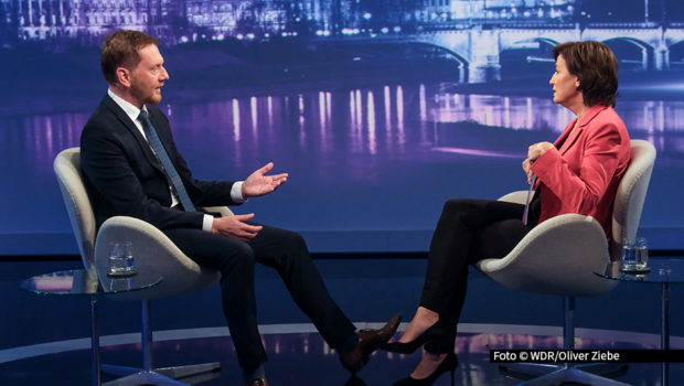 Am 12. März diskutiert Sandra Maischberger in der ARD u.a. mit Ex-Außenminister Joschka Fischer und Uli Hoeneß. Sachsens Ministerpräsident Michael Kretschmer berichtet von ersten Ergebnissen der Sondierungsgespräche zwischen Union und SPD. Foto © WDR/Oliver Ziebe