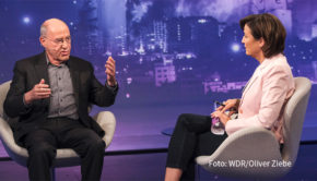In Sachsen und Thüringen läuft die Suche nach handlungsfähigen Koalitionen. In der neuesten Ausgabe ihrer ARD-Talkshow spricht Sandra Maischberger u.a. mit dem langjährigen Die Linke-Fraktionsvorsitzenden Gregor Gysi über die Nachwirkungen der Landtagswahlen. (Foto: WDR/Oliver Ziebe)