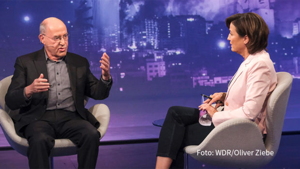 In Sachsen und Thüringen läuft die Suche nach handlungsfähigen Koalitionen. In der neuesten Ausgabe ihrer ARD-Talkshow spricht Sandra Maischberger u.a. mit dem langjährigen Die Linke-Fraktionsvorsitzenden Gregor Gysi über die Nachwirkungen der Landtagswahlen. (Foto: WDR/Oliver Ziebe)