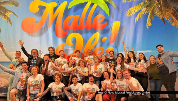 Mit bekannten Ballermann-Hits und neuen Kompositionen wartet das Musical „Malle Olé“ auf. Zum Jahresbeginn 2026 gibt’s das Ganze im Theater am Marientor in Duisburg. Das Ensemble und die Verantwortlichen hinter den Kulissen gaben jetzt erste Einblicke in die Produktion. Foto © Playa Musical Produktions GmbH