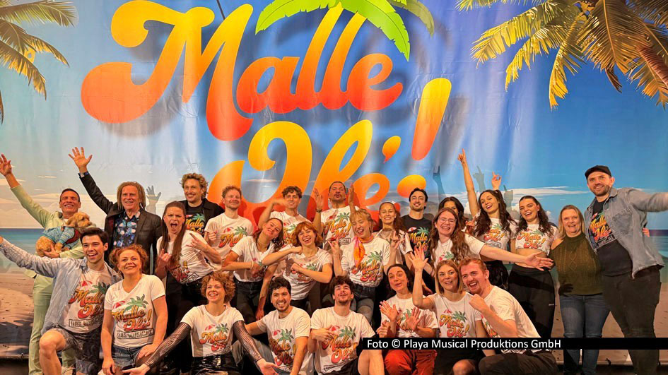 Mit bekannten Ballermann-Hits und neuen Kompositionen wartet das Musical „Malle Olé“ auf. Zum Jahresbeginn 2026 gibt’s das Ganze im Theater am Marientor in Duisburg. Das Ensemble und die Verantwortlichen hinter den Kulissen gaben jetzt erste Einblicke in die Produktion. Foto © Playa Musical Produktions GmbH
