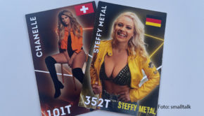 Was Fußballstars können, können Partyschlagerstars erst recht. Zur neuen Ballermann-Saison gibt’s nun erstmals „Malle Cards“ zum Sammeln. Auf den Stickern sind Künstlerinnen und Künstler wie Chanelle, Steffy Metal, Lorenz Büffel und Schürze zu sehen. (Foto: smalltalk)
