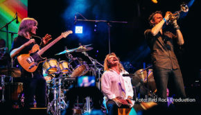 Die Mandoki Soulmates geben einen weiteren Vorgeschmack auf ihr neues Album „A Memory of our Future“. Ab dem 28. März ist die Single-Auskopplung „The Big Quit“ auf allen gängigen Plattformen verfügbar. Neben Bandleader Leslie Mandoki sind Stars wie Till Brönner, Mike Stern, Al Di Meola, Ian Anderson, Cory Henry und Tony Carey mit von der Partie. (Foto: Red Rock Production)