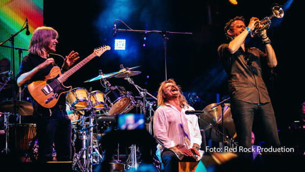 Die Mandoki Soulmates geben einen weiteren Vorgeschmack auf ihr neues Album „A Memory of our Future“. Ab dem 28. März ist die Single-Auskopplung „The Big Quit“ auf allen gängigen Plattformen verfügbar. Neben Bandleader Leslie Mandoki sind Stars wie Till Brönner, Mike Stern, Al Di Meola, Ian Anderson, Cory Henry und Tony Carey mit von der Partie. (Foto: Red Rock Production)