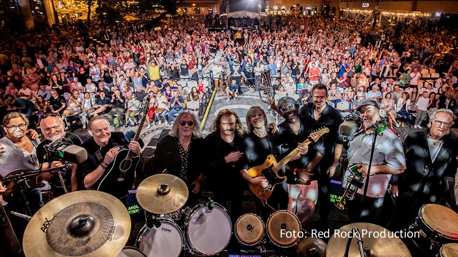 Nach der Veröffentlichung des neuen Studioalbums „A Memory Of Our Future“ spielt Leslie Mandoki mit seinem All-Star-Projekt Mandoki Soulmates am 15. August ein exklusives Deutschland-Konzert in München. Im Brunnenhof der Residenz stehen u.a. Al Di Meola, Till Brönner, Randy Brecker, John Helliwell und Tony Carey mit ihm auf der Bühne. (Foto: Red Rock Production)
