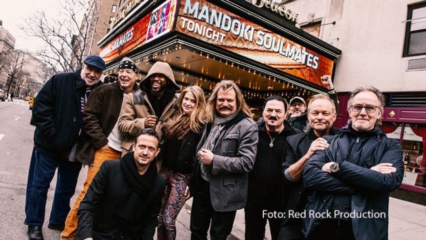 Der in Bayern lebende Starproduzent und Musiker Leslie Mandoki und sein All-Star-Bandprojekt Mandoki Soulmates stehen mit einem neuen Album in den Startlöchern. Als Vorgeschmack ist am 8. März die Single „Blood In The Water“ erschienen. Beteiligt sind u.a. Ian Anderson, Tony Carey und Cutting Crew-Sänger Nick van Eede. (Foto: Red Rock Production)