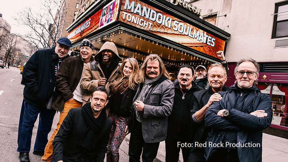 Der in Bayern lebende Starproduzent und Musiker Leslie Mandoki und sein All-Star-Bandprojekt Mandoki Soulmates stehen mit einem neuen Album in den Startlöchern. Als Vorgeschmack ist am 8. März die Single „Blood In The Water“ erschienen. Beteiligt sind u.a. Ian Anderson, Tony Carey und Cutting Crew-Sänger Nick van Eede. (Foto: Red Rock Production)