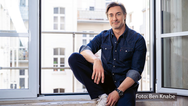 Am 2. November feiert Marco Schreyl sein Debüt als Buchautor. „Alles gut? Das meiste schon!“ ist ein persönlicher und intimer Einblick in seine Kindheit, die Beziehung zu seinen Eltern und die letzten Jahre vor dem Tod seiner Mutter. (Foto: Ben Knabe)