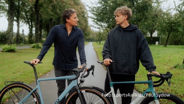Gemeinsam mit dem Initiator Marcus Diekmanns brach Singer-Songwriter Tim Bendzko im Münsterland zu einer Radtour für die Spendenaktion „sports4allkids“ auf. Die Erlöse kommen dem Kinder- und Jugendhaus „Manus“ zugute. Mehr als 16.000 Euro wurden bereits gesammelt.Foto-sports4allkids_Paul-Sydow.