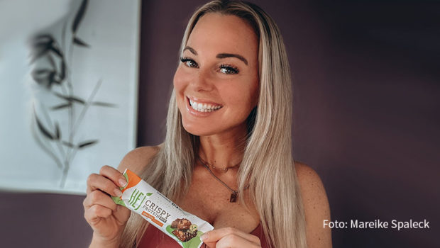 Über ein Jahr hat Fitness-Expertin Mareike Spaleck an der Entwicklung einer veganen Version des „Crispy“-Schoko-Proteinriegels von Hej mitgewirkt. Nun ist das Ergebnis in zwei Geschmacksrichtungen im Handel erhältlich. (Foto: Mareike Spaleck)