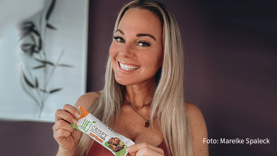 Über ein Jahr hat Fitness-Expertin Mareike Spaleck an der Entwicklung einer veganen Version des „Crispy“-Schoko-Proteinriegels von Hej mitgewirkt. Nun ist das Ergebnis in zwei Geschmacksrichtungen im Handel erhältlich. (Foto: Mareike Spaleck)