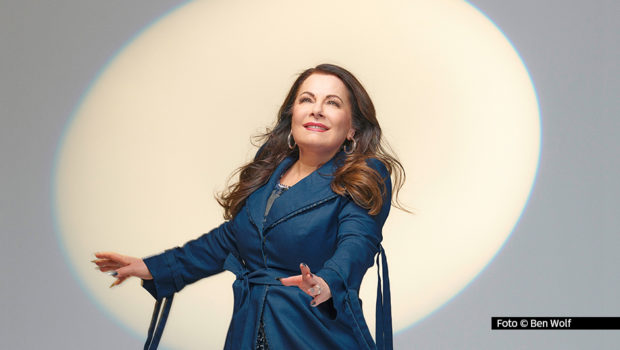 Judith Rakers und Giovanni di Lorenzo laden am 21. März zu einer neuen Ausgabe von „3nach9“ ein. In ihrer Talkrunde begrüßen sie ab 22:00 Uhr u.a. die Sängerin Marianne Rosenberg, die gerade 70 wurde und in diesem Jahr zudem ihr 55-jähriges Bühnenjubiläum feiert. Foto © Ben Wolf