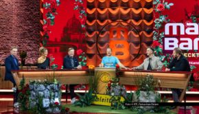 Am 28. August präsentiert RTL eine neue Best-of-Folge von „Mario Barth deckt auf“. Gemeinsam mit prominenten Spürnasen wie Laura Karasek, Christopher Posch und Martin Klempnow nimmt Barth Deutschlands absurdeste Steuerverschwendungen ins Visier. Foto © RTL/Sebastian Drüen