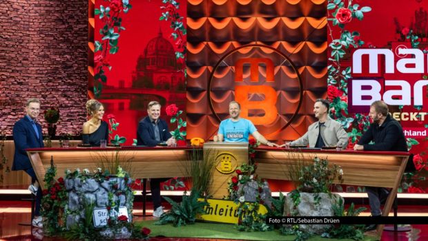 Am 28. August präsentiert RTL eine neue Best-of-Folge von „Mario Barth deckt auf“. Gemeinsam mit prominenten Spürnasen wie Laura Karasek, Christopher Posch und Martin Klempnow nimmt Barth Deutschlands absurdeste Steuerverschwendungen ins Visier. Foto © RTL/Sebastian Drüen