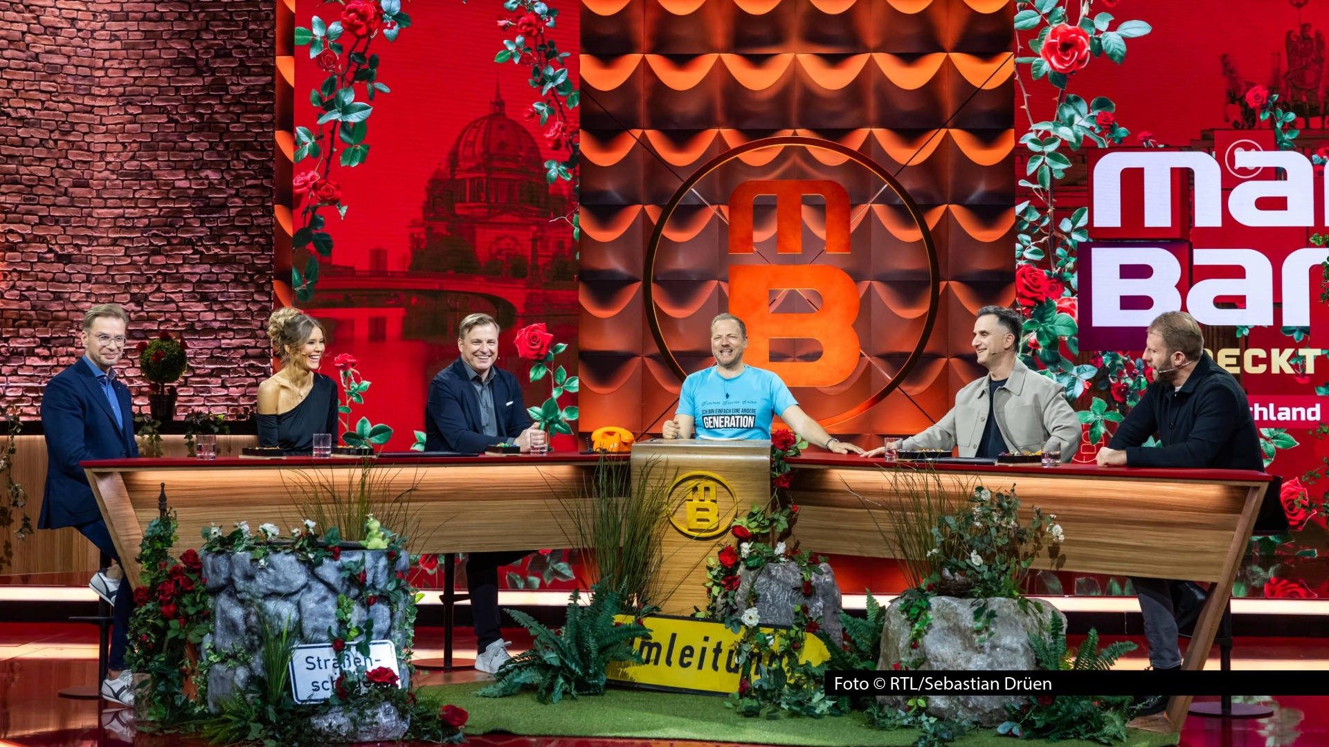 Am 28. August präsentiert RTL eine neue Best-of-Folge von „Mario Barth deckt auf“. Gemeinsam mit prominenten Spürnasen wie Laura Karasek, Christopher Posch und Martin Klempnow nimmt Barth Deutschlands absurdeste Steuerverschwendungen ins Visier. Foto © RTL/Sebastian Drüen