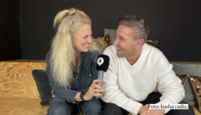 In der neuen Ausgabe des barba radio-Podcasts „Mit den Waffeln einer Frau“ ist der Schauspieler Mark Keller zu Gast. Im Gespräch mit Barbara Schöneberger verrät der „Bergdoktor“-Star u.a., was Rudi Carrell mit dem Beginn seiner Karriere zu tun hat. (Foto: barba radio)