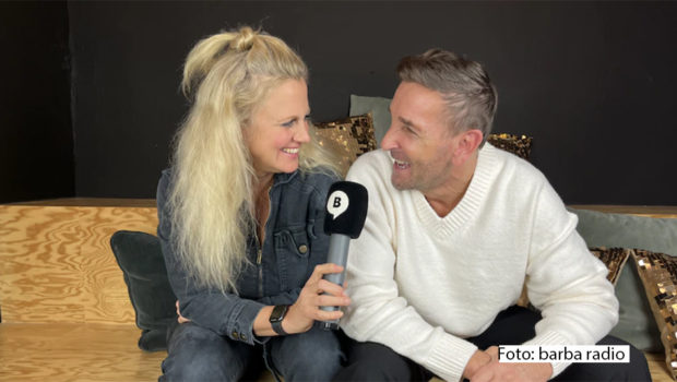 In der neuen Ausgabe des barba radio-Podcasts „Mit den Waffeln einer Frau“ ist der Schauspieler Mark Keller zu Gast. Im Gespräch mit Barbara Schöneberger verrät der „Bergdoktor“-Star u.a., was Rudi Carrell mit dem Beginn seiner Karriere zu tun hat. (Foto: barba radio)