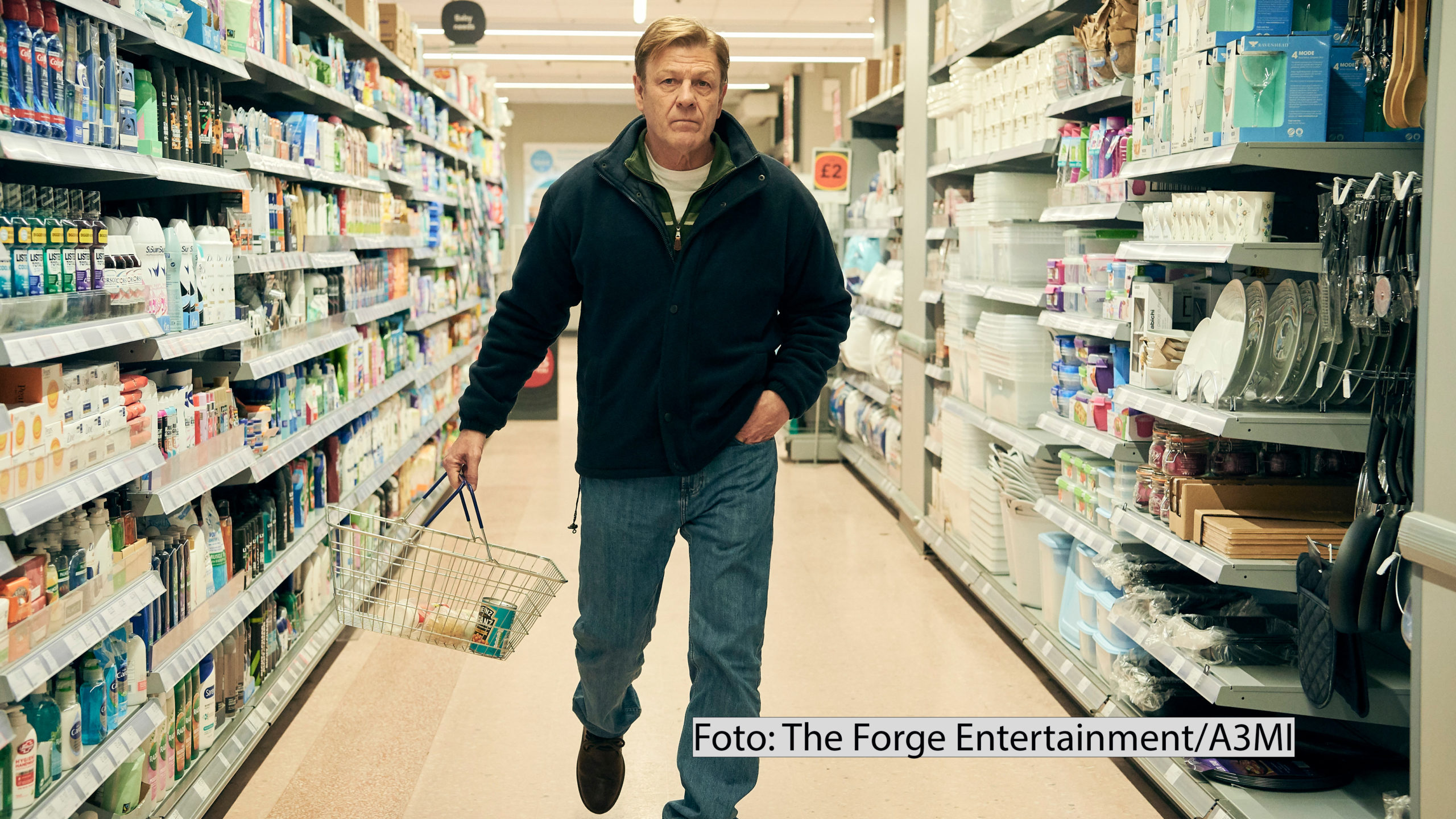 „Herr der Ringe“-Star Sean Bean ist jetzt in einer neuen Serie bei MagentaTV zu sehen. In der britischen Produktion „Marriage“ spielen er und Nicola Walker ein Ehepaar, das seit mehr als 30 Jahren gemeinsam durchs Leben geht. (Foto: The Forge Entertainment/A3MI)