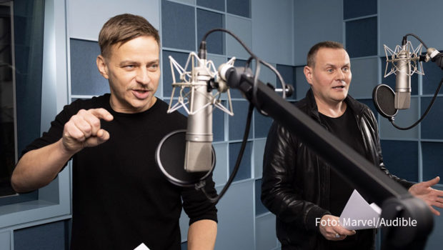 Superstimmen für Superhelden: In der Podcast-Serie „Marvel‘s Wastelanders: Star-Lord“ spricht Tom Wlaschiha die Titelfigur, Devid Striesow übernimmt die Rolle von dessen Kumpel Rocket. Audible startet das Projekt am 28. Juni. (Foto: Marvel/Audible)