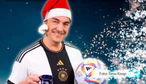 Fußball-Weltmeisterschaft und Vorweihnachtszeit fallen in diesem Jahr erstmals zusammen. Entertainer Matze Knop widmet sich der ungewöhnlichen Konstellation in drei humorvollen Songs, die am heutigen 18. November als EP „Das kleine Fußball-Weihnachtsalbum“ erschienen sind. (Foto: Timo Knop)