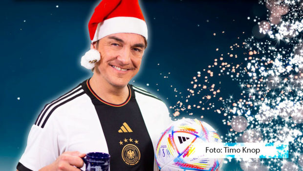 Fußball-Weltmeisterschaft und Vorweihnachtszeit fallen in diesem Jahr erstmals zusammen. Entertainer Matze Knop widmet sich der ungewöhnlichen Konstellation in drei humorvollen Songs, die am heutigen 18. November als EP „Das kleine Fußball-Weihnachtsalbum“ erschienen sind. (Foto: Timo Knop)