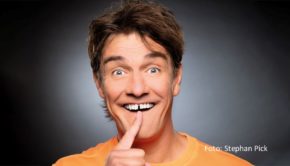 Matze Knop geht auch 2024 auf Tournee. Ab dem 18. Februar ist er wieder mit seinem Comedy-Programm „Mut zur Lücke“ in ganz Deutschland unterwegs. Auch ein Auftritt in Belgien steht im Laufe des Frühjahrs auf dem Plan. (Foto: Stephan Pick)