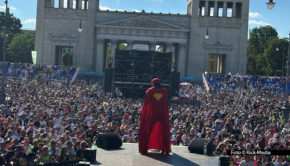 Acht Stunden Spaß mit Dr. Alban, Lou Bega und Co.: Bei Kaiserwetter auf dem Münchener Königsplatz präsentierten Matze Knop und T-Seven jede Menge 90er-Jahre Klassiker. Vor 15.000 Fans kam außerdem Knops Superheld Supa Richie „eingefliescht“. Foto © Kick-Media