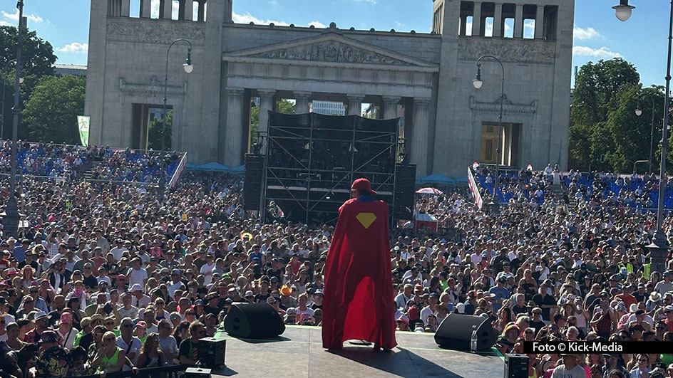 Acht Stunden Spaß mit Dr. Alban, Lou Bega und Co.: Bei Kaiserwetter auf dem Münchener Königsplatz präsentierten Matze Knop und T-Seven jede Menge 90er-Jahre Klassiker. Vor 15.000 Fans kam außerdem Knops Superheld Supa Richie „eingefliescht“. Foto © Kick-Media