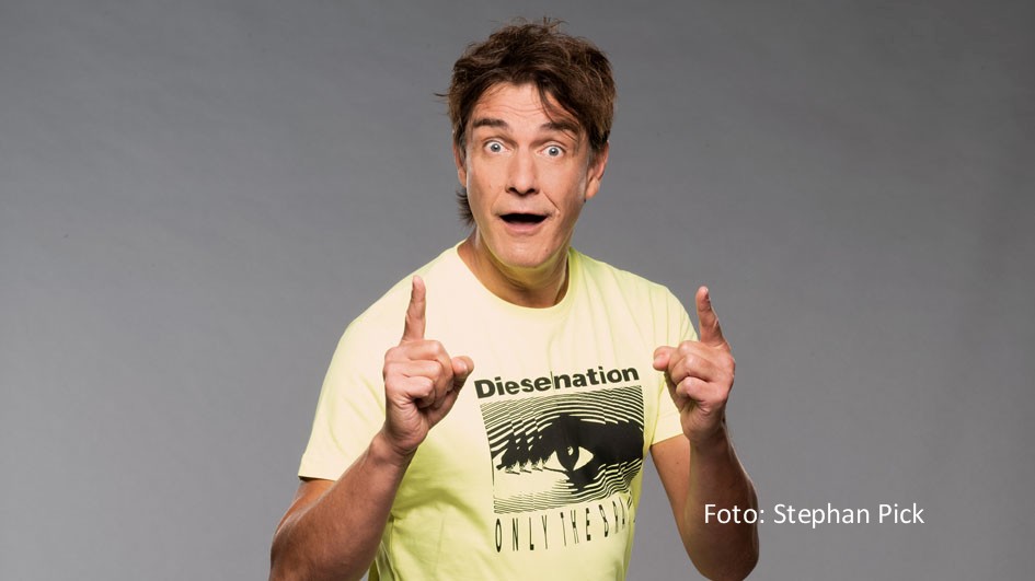 Nach dem erfolgreichen Debüt im vergangenen Jahr geht Comedian Matze Knop auch 2024 wieder mit dem Special „Die wilde Sommer-Show“ auf Tournee durch Deutschlands hohen Norden. Im August stehen u.a. Auftritte auf Helgoland, Amrum und Föhr auf dem Plan. (Foto: Stephan Pick)