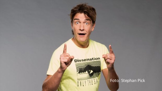 Nach Schleswig-Holstein und Bremen zieht’s Matze Knop im August. Dann absolviert der Comedian und Parodist eine kurze Tournee, die ihn u.a. in beliebte Urlaubsorte an Nord- und Ostsee führt. Das Sommer-Special steht unter dem Motto „Die wilde Sommershow“. (Foto: Stephan Pick)
