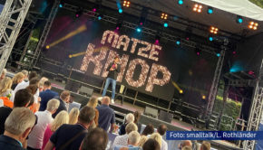 Die BRAWO Open 2024 in Braunschweig feiern ihr 30-jähriges Jubiläum mit spannenden Tennis-Matches und einem abwechslungsreichen Rahmenprogramm. Am Montag, den 8. Juli, begeisterte u.a. auch Comedian Matze Knop das Publikum mit Auszügen seiner Show „Mut zur Lücke“. (Foto: smalltalk/L. Rothländer)