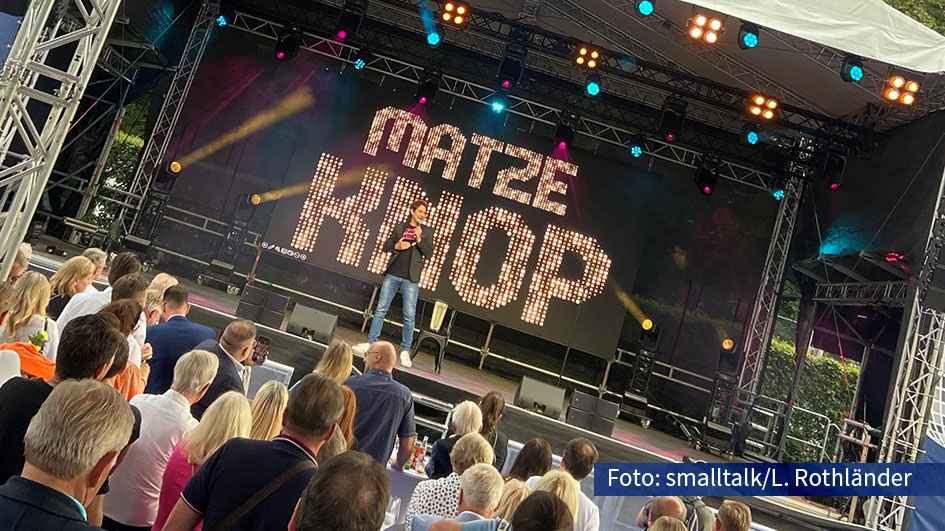 Die BRAWO Open 2024 in Braunschweig feiern ihr 30-jähriges Jubiläum mit spannenden Tennis-Matches und einem abwechslungsreichen Rahmenprogramm. Am Montag, den 8. Juli, begeisterte u.a. auch Comedian Matze Knop das Publikum mit Auszügen seiner Show „Mut zur Lücke“. (Foto: smalltalk/L. Rothländer)