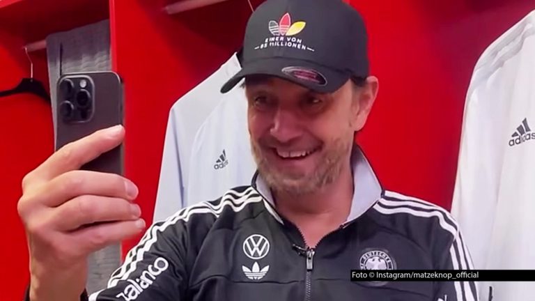 Das mit Spannung erwartete erste Länderspiel von Neu-Bundestrainer Jürgen Klopp steht am 24. September in Amsterdam auf dem Plan. Comedian Matze Knop stimmt sich als „Bundes-Klopp“ und in der Talkrunde mit seinen Podcast-Kollegen von „Echte Champions XXL“ auf die Partie ein. Foto © Instagram/matzeknop_official
