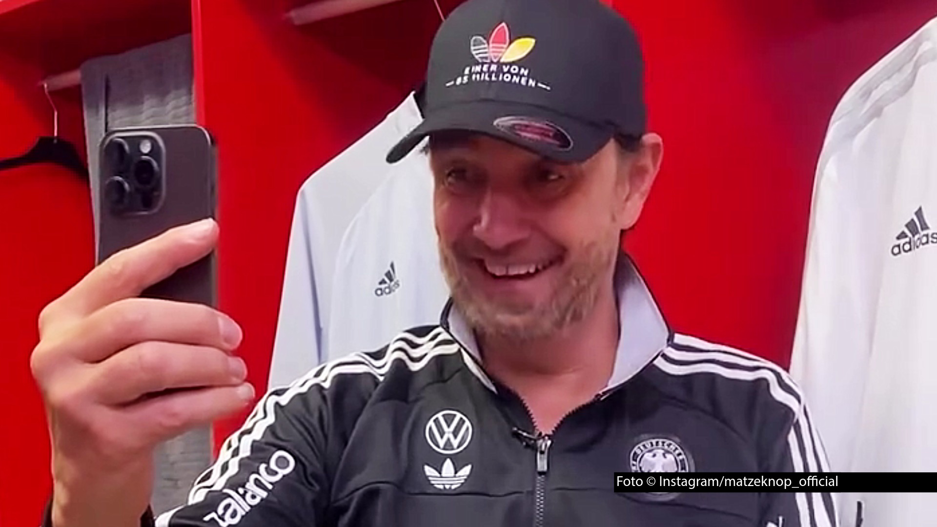 Das mit Spannung erwartete erste Länderspiel von Neu-Bundestrainer Jürgen Klopp steht am 24. September in Amsterdam auf dem Plan. Comedian Matze Knop stimmt sich als „Bundes-Klopp“ und in der Talkrunde mit seinen Podcast-Kollegen von „Echte Champions XXL“ auf die Partie ein. Foto © Instagram/matzeknop_official