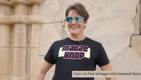 Matze Knop versteht nicht nur was von Fußball (siehe „Echte Champions XXL“), sondern auch von Musik. Auf dem Universal Music-Portal „Ich find Schlager toll“ stellt er sich einem witzigen Ratespiel und spürt den Texten von Helene Fischer, Beatrice Egli, DJ Ötzi und Co. nach. (Foto: Ich find Schlager toll/Universal Music)