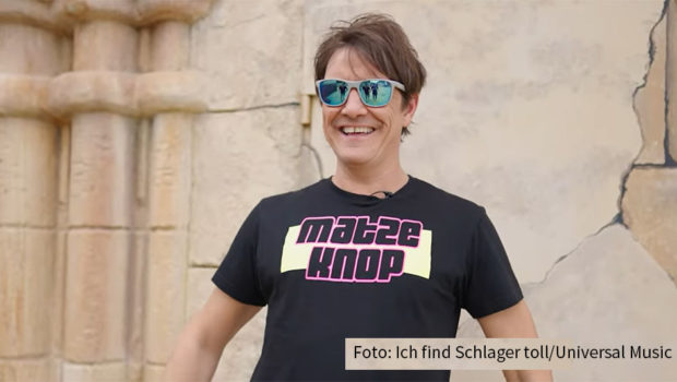 Matze Knop versteht nicht nur was von Fußball (siehe „Echte Champions XXL“), sondern auch von Musik. Auf dem Universal Music-Portal „Ich find Schlager toll“ stellt er sich einem witzigen Ratespiel und spürt den Texten von Helene Fischer, Beatrice Egli, DJ Ötzi und Co. nach. (Foto: Ich find Schlager toll/Universal Music)