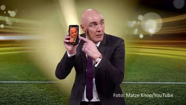 Comedian Matze Knop hat auf die Wiederwahl des FIFA-Präsidenten Gianni Infantino reagiert. In seinem neuen Musikvideo „Selfie mit Pelé“ parodiert er den Nummer-1-Hit „Wildberry Lillet“ und nimmt in der Rolle Infantinos dessen mitunter sehr eigenwilliges und umstrittenes Verhalten aufs Korn. (Foto: Matze Knop/Youtube)