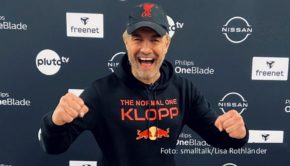 In der Rolle des „Red-Bull-Kloppo“ war Comedian Matze Knop als Trainer in der Icon League erfolgreich. Darüber spricht er auch mit Reiner Calmund und Tobias Holtkamp in der jüngsten Ausgabe des Fußball-Podcasts „Echte Champions XXL“. Ohne Verkleidung steht für Knop am 18. Oktober auch wieder ein Auftritt als Moderator der MDR-Talkshow „Riverboat“ an. (Foto: smalltalk/Lisa Rothländer)