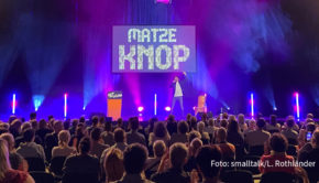 Die „Mut zur Lücke“-Tournee von Matze Knop ist am Wochenende gestartet. In Limburg und Krefeld präsentierte der Comedian eine abwechslungsreiche Mischung aus Stand-up, Parodie und Musik. Weiter geht’s am Mittwoch in Kiel. (Foto: smalltalk/Lisa Rothländer)
