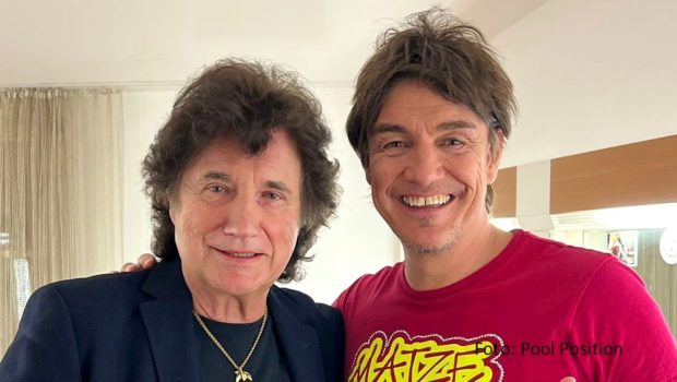 Mit ihrer „Stadion Version“ des Klassikers „Wir sagen danke schön“ starten Matze Knop und Olaf der Flipper zum Beginn der Fußball-EM voll durch. Am Wochenende präsentieren sie den Song im ZDF-„Fernsehgarten“, in dem Knop auch als Co-Moderator auftritt, und im Magazin „Volle Kanne“. (Foto: Pool Position)