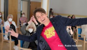 In seiner Heimatregion bedankte sich Comedian Matze Knop gestern beim Personal des Paderborner Alten- und Pflegeheims Perthes-Haus für dessen Engagement in Zeiten der Pandemie. Der Auftritt war Teil der großangelegten Aktion „Das Hochstift sagt Danke“ von Radio Hochstift. (Foto: Radio Hochstift)