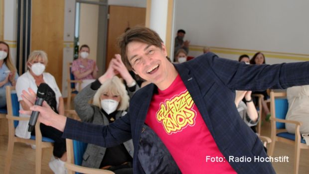 In seiner Heimatregion bedankte sich Comedian Matze Knop gestern beim Personal des Paderborner Alten- und Pflegeheims Perthes-Haus für dessen Engagement in Zeiten der Pandemie. Der Auftritt war Teil der großangelegten Aktion „Das Hochstift sagt Danke“ von Radio Hochstift. (Foto: Radio Hochstift)